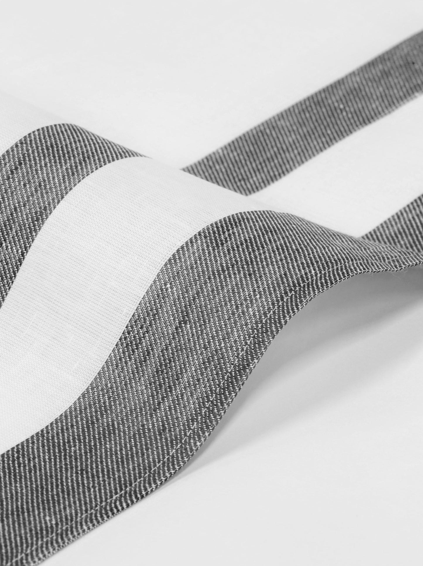 GLÄSERTUCH AUS 100 % LEINEN.