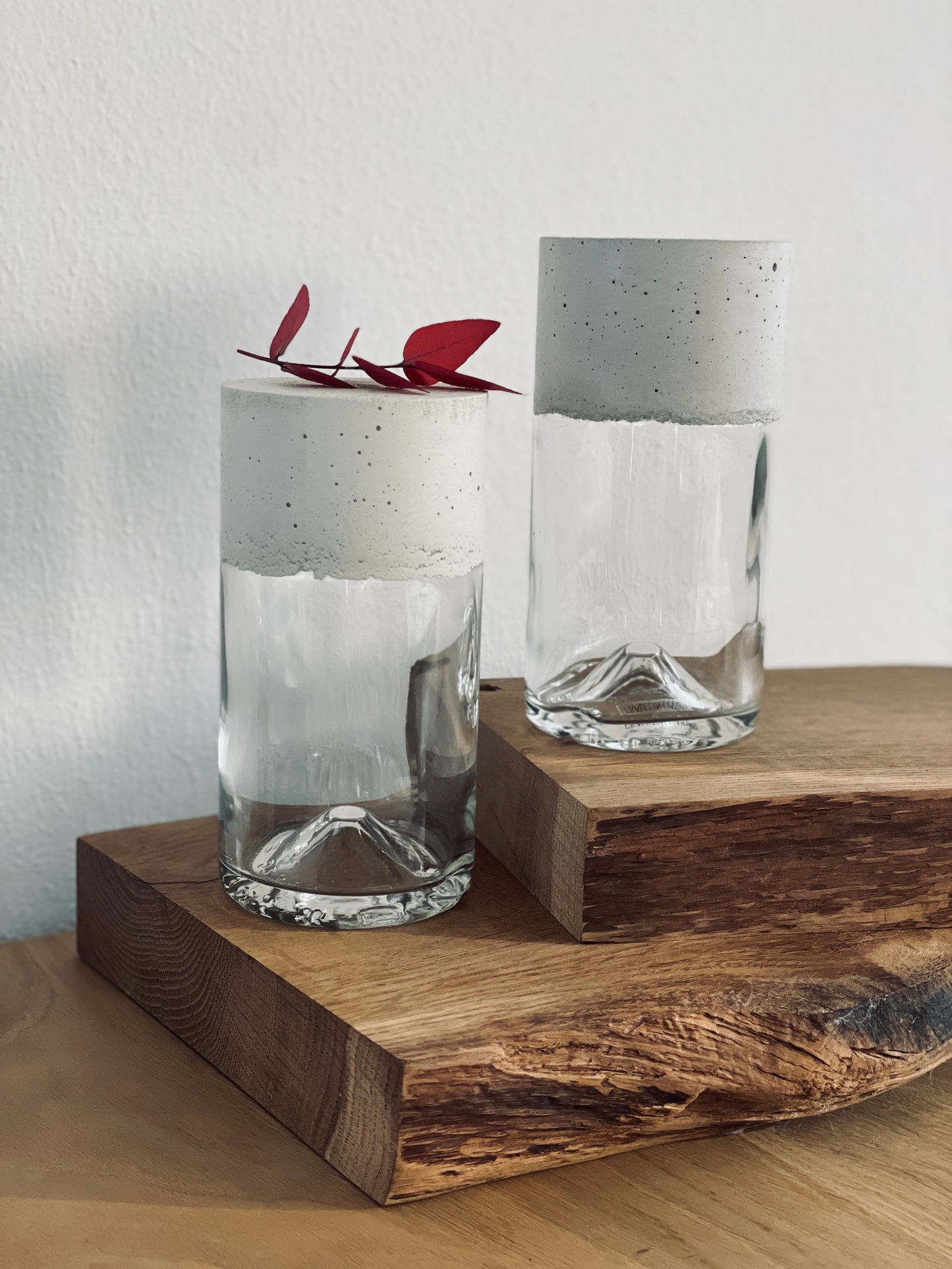 WEISSGLASVASE AUS RECYCELTEN FLASCHEN UND BETON.