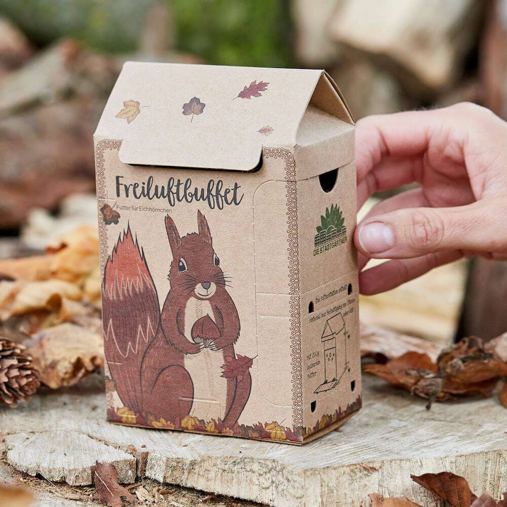 FREILUFTBUFFET FÜR EICHHÖRNCHEN.