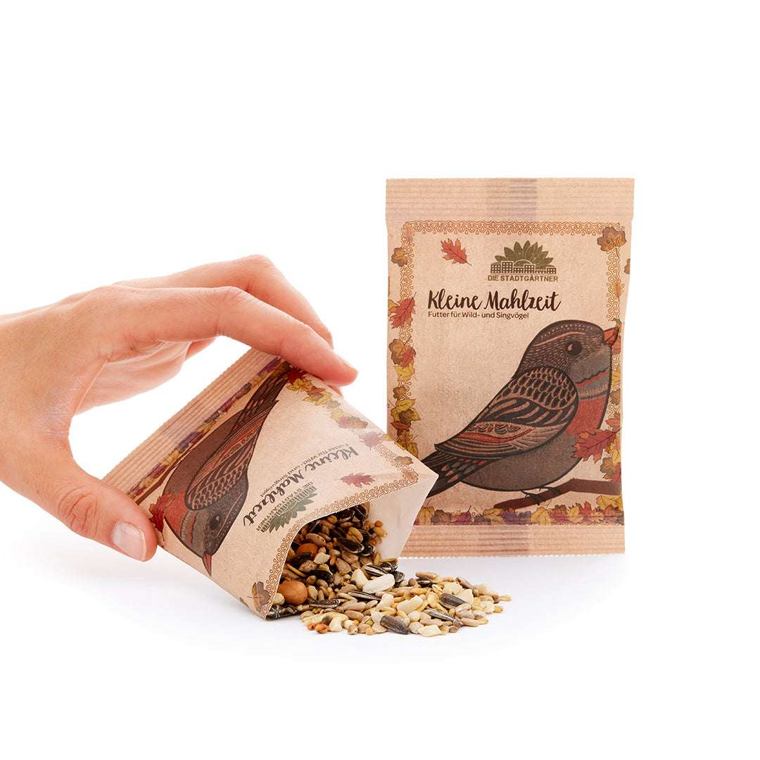 KLEINE MAHLZEIT FÜR VÖGEL.