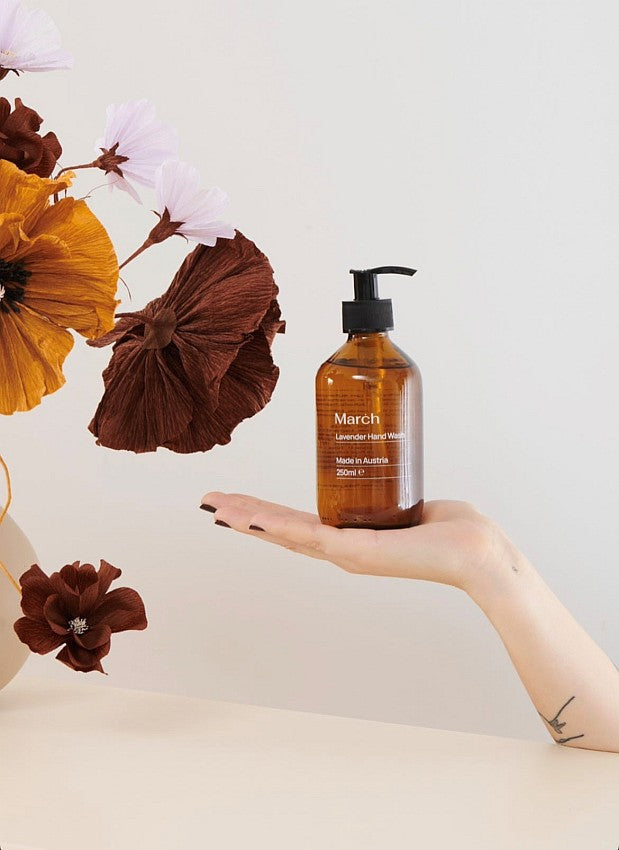 Flüssige Seife mit Bio Lavendel und praktischem Pumpspender in der braunen Glasflasche