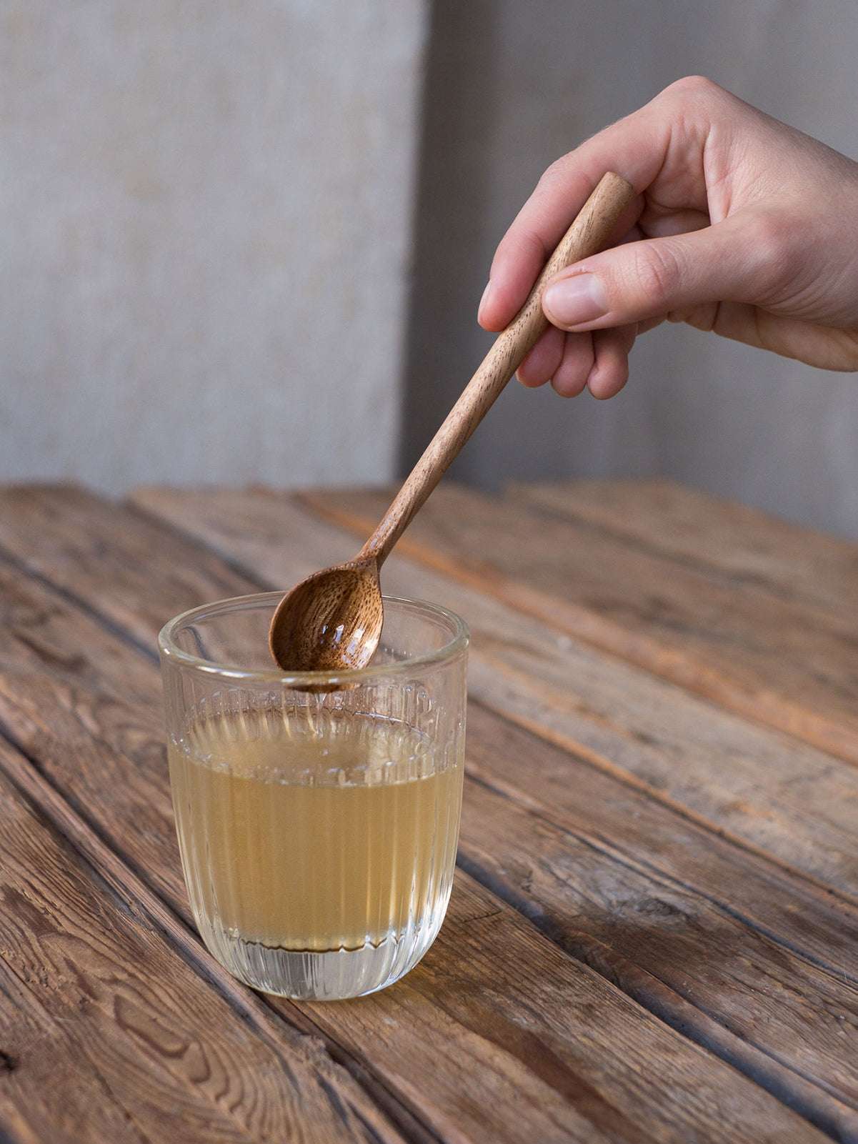 Oxymel mit Wasser mischen umrühren und genießen