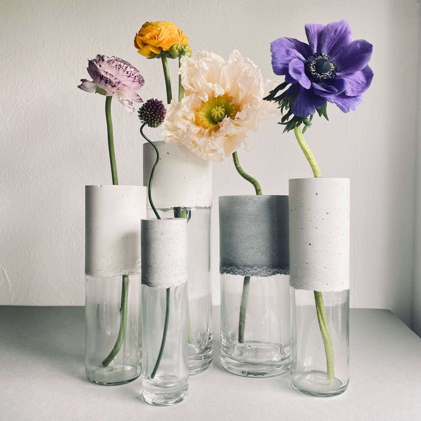 WEISSGLASVASE AUS RECYCELTEN FLASCHEN UND BETON.