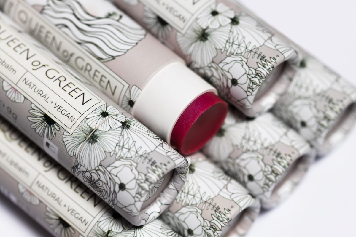 Zart getönter Lippenbalsam mit Ringelblume Pflaumenkernöl und Vitamin E in der nachhaltigen Kartonhülle