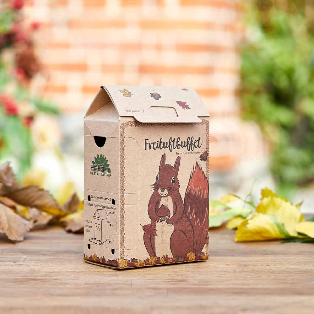 FREILUFTBUFFET FÜR EICHHÖRNCHEN.