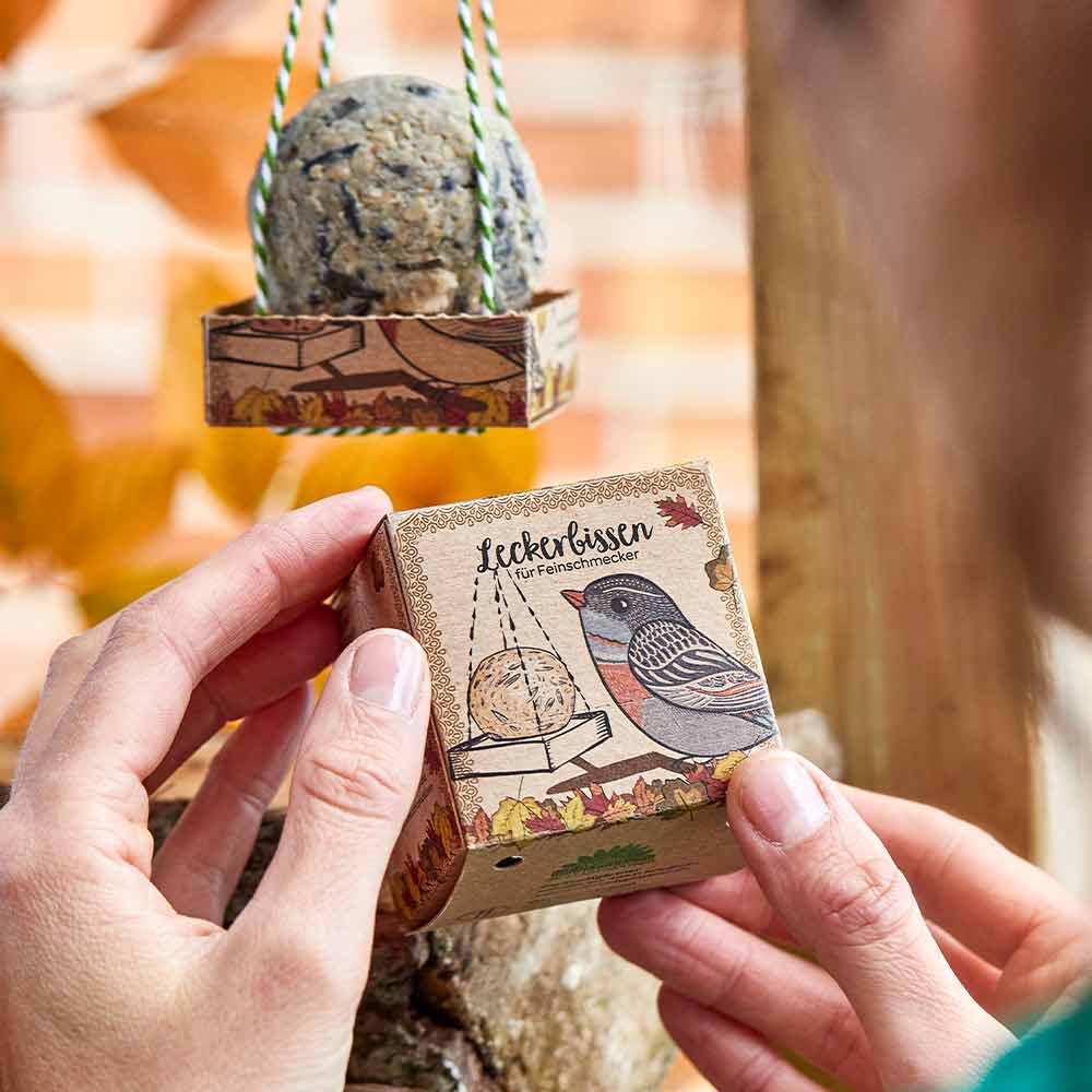 LECKERBISSEN FÜR WILDVÖGEL.