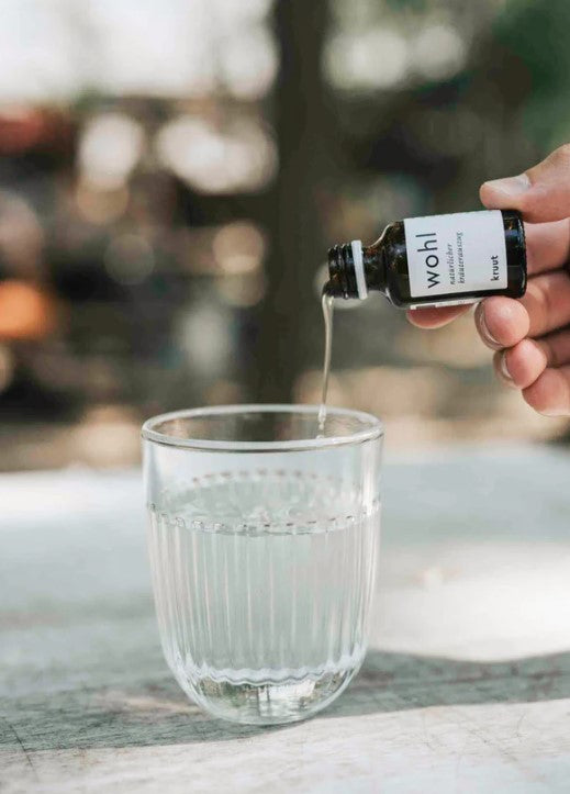 Oxymel mit Wasser mischen und volle Pflanzenkraft genießen