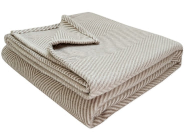 WOHNDECKE FLANELL IM FISCHGRÄT-DESIGN.