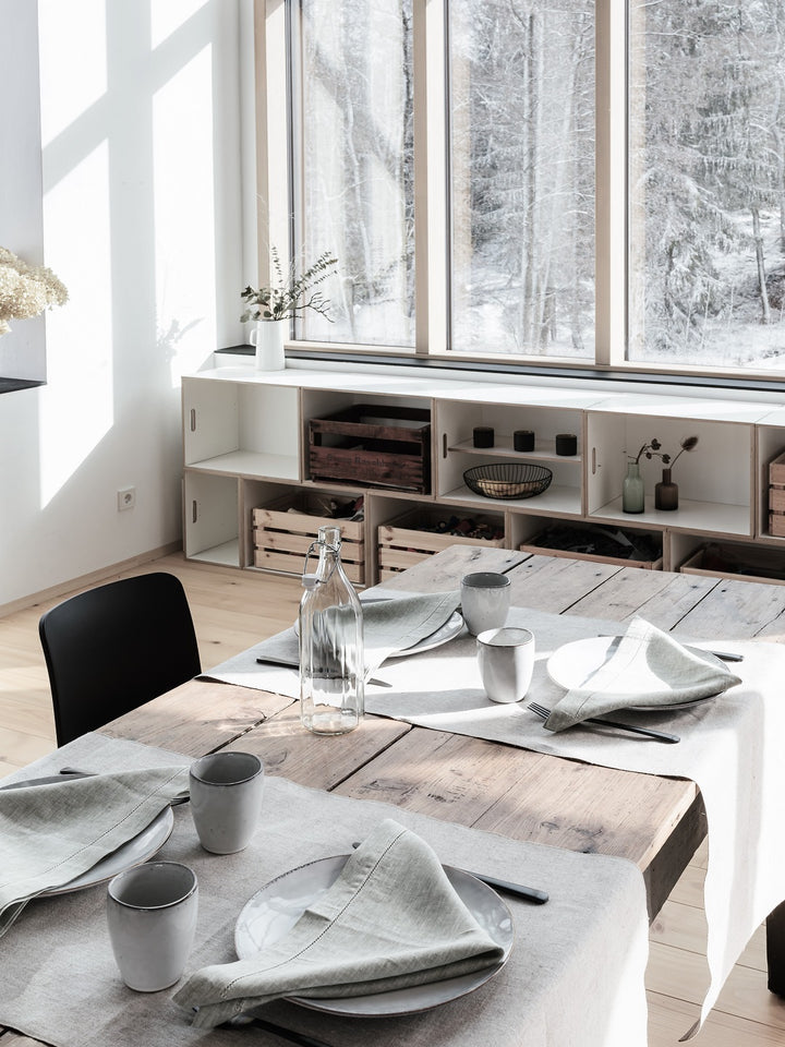 Stimmungsvoll gedeckter Tisch. Hochwertige Heimtextilien machen unser Zuhause gemütlich und tragen zu einem guten Raumklima bei